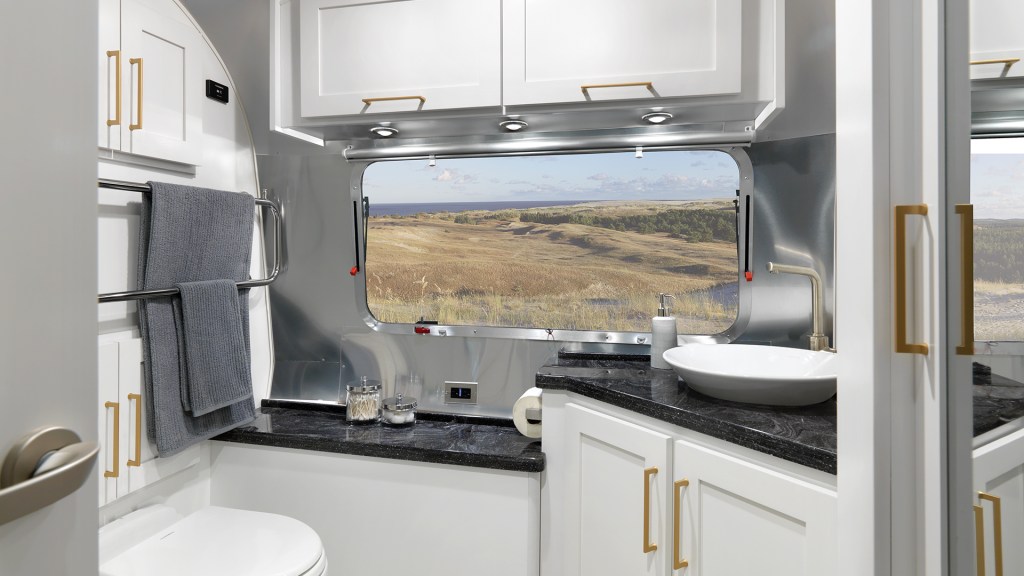A Classic bathroom with porcelain finishing.