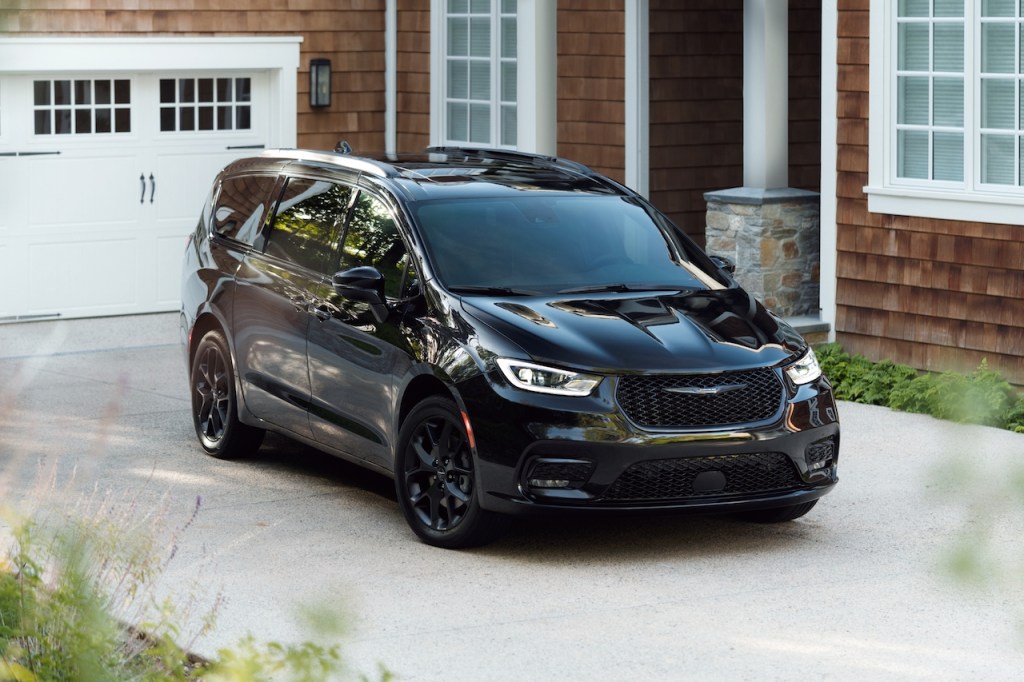 A photo of the 2021 Chrysler Pacifica outdoors.