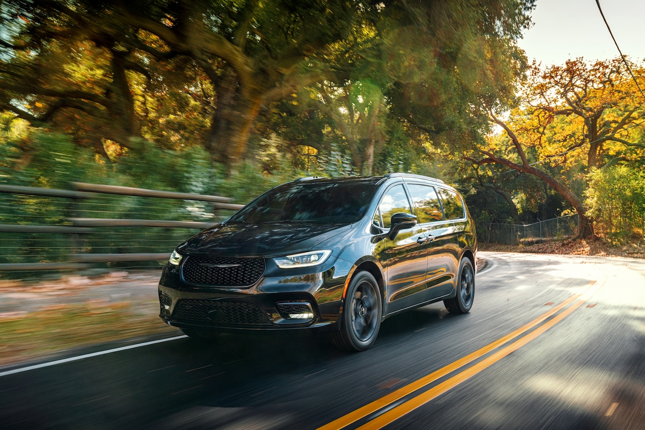 A photo of the 2021 Chrysler Pacifica outdoors.