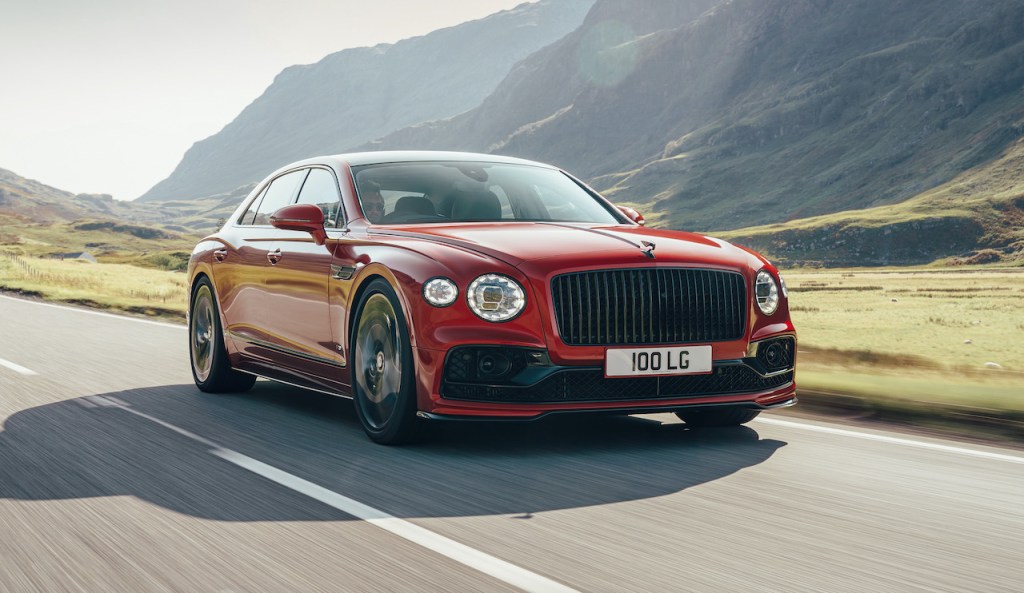 The 2021 Bentley Flying Spur V8 is a lighter, less powerful and better handling lang-yacht.