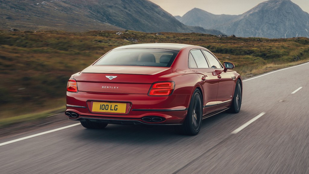 The 2021 Bentley Flying Spur V8 is a lighter, less powerful and better handling lang-yacht.