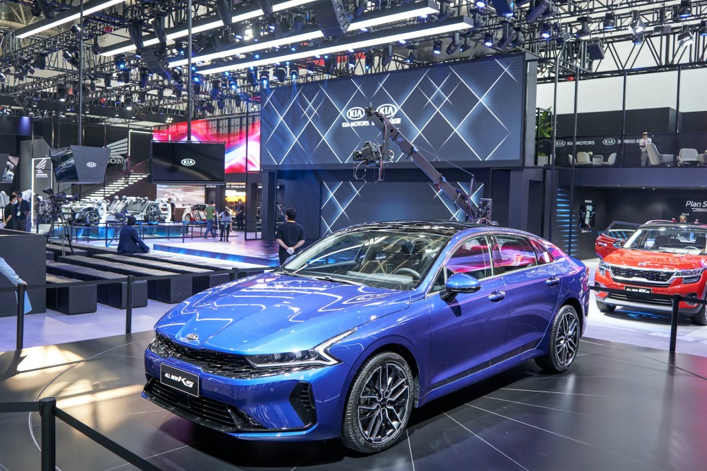 An image of the 2021 Kia K5 at an auto show.