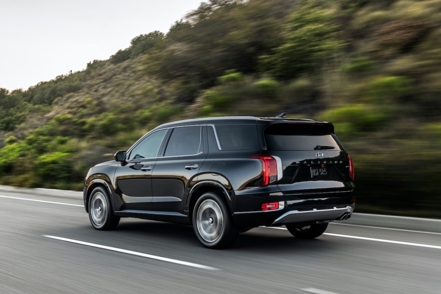 An image of a Hyundai Palisade on the road.