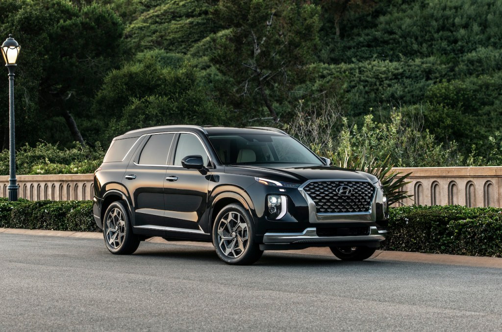 An image of a Hyundai Palisade on the road.