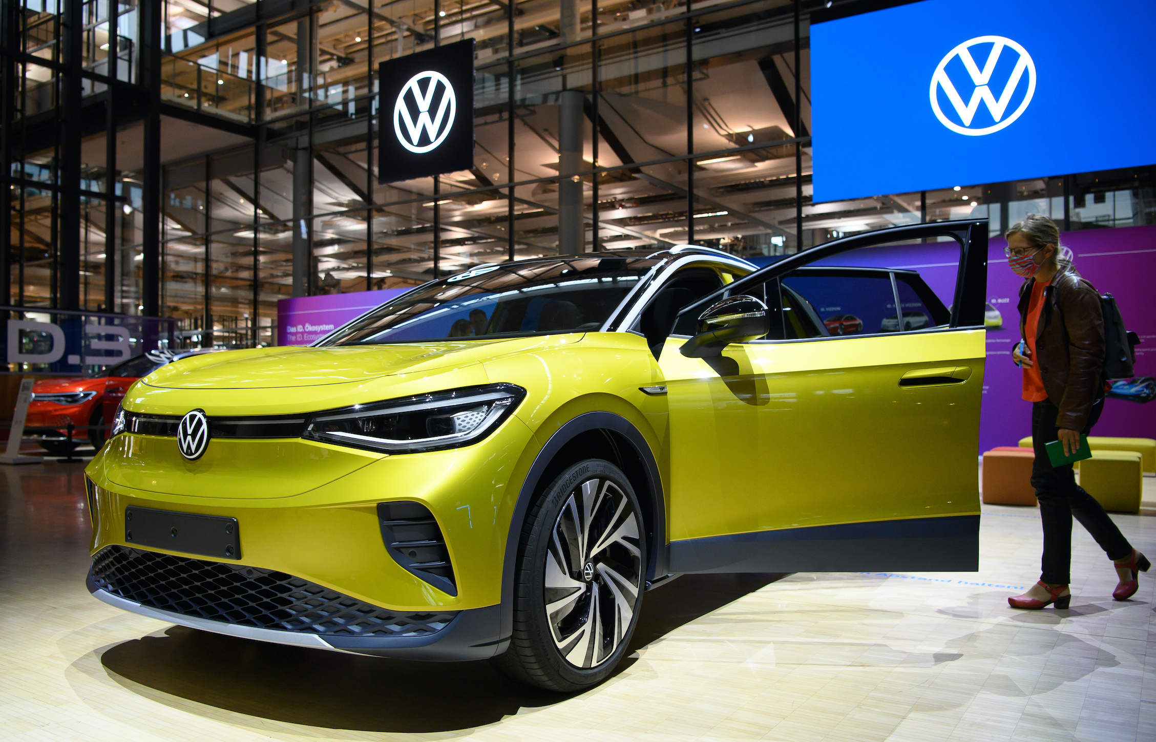 During the presentation in the Transparent Factory after the unveiling, a journalist looks at an ID.4 from Volkswagen, the brand's first electric SUV