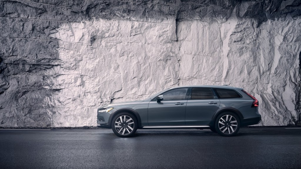 The side view of a gray 2020 Volvo V90 Cross Country