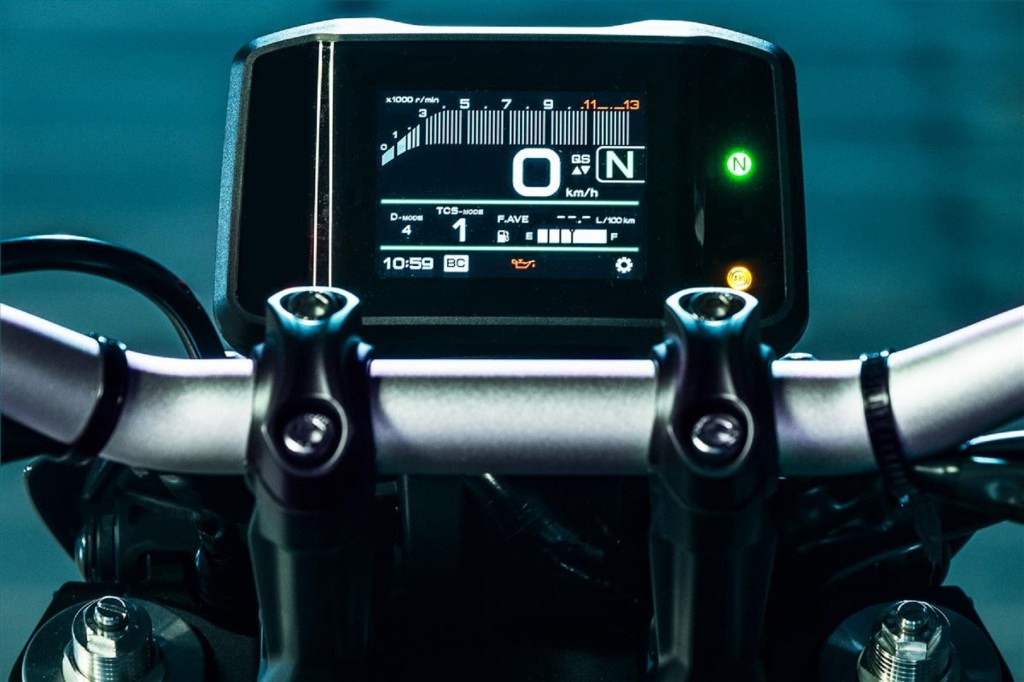A close-up look at the 2021 Yamaha MT-09's TFT dash