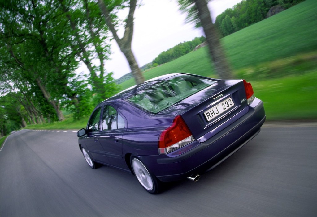 A photo of the 2000 Volvo S60 outdoors.