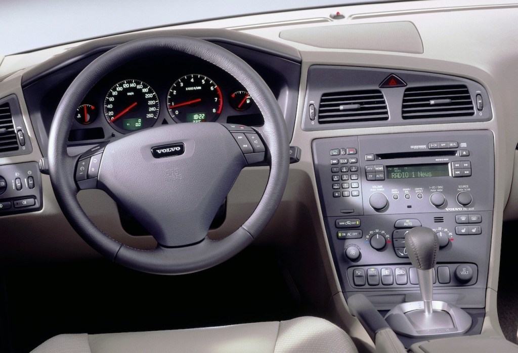 A photo of the 2000 Volvo S60 outdoors.