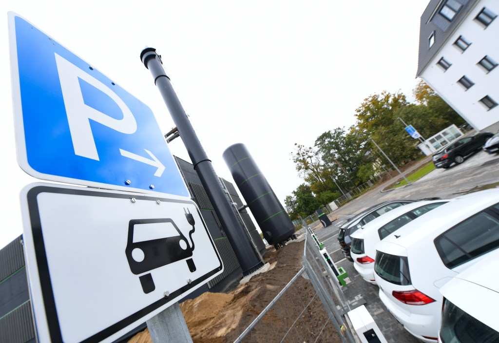 The first charging station for electric cars and electric bicycles is built in the new Hanau residential area "Pioneer Park" on the site of a former US barracks EV charging