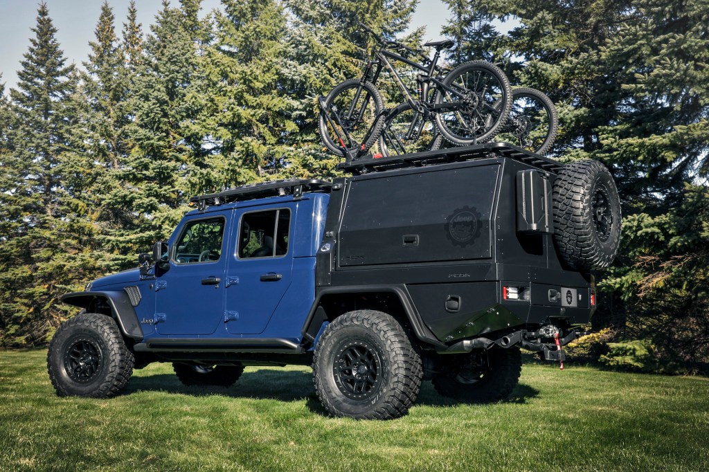 Using exclusive Jeep® Performance Parts (JPP) and custom accessories, Mopar designers transformed a 2020 Jeep® Gladiator into a fun concept vehicle for serious mountain bikers - the Jeep Gladiator Top Dog Concept.