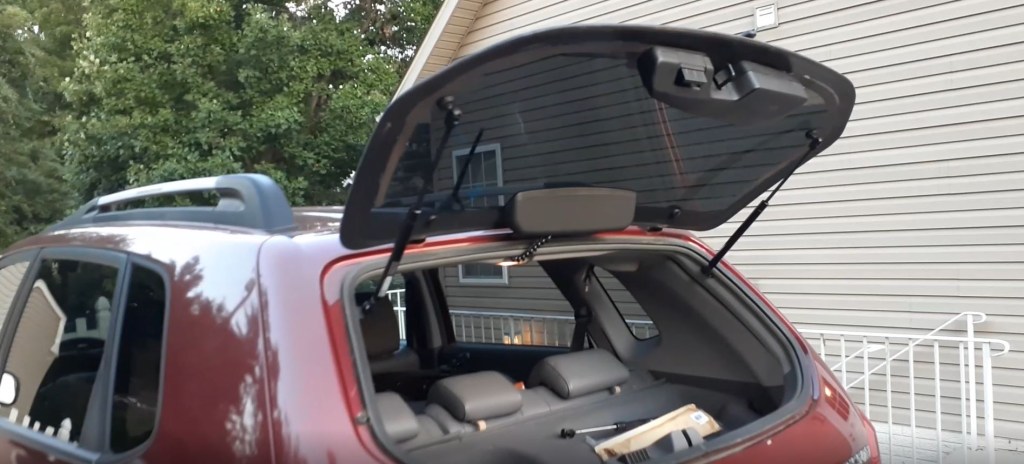 The glass on the rear liftgate of a 2005 Hyundai Tucson is raised.