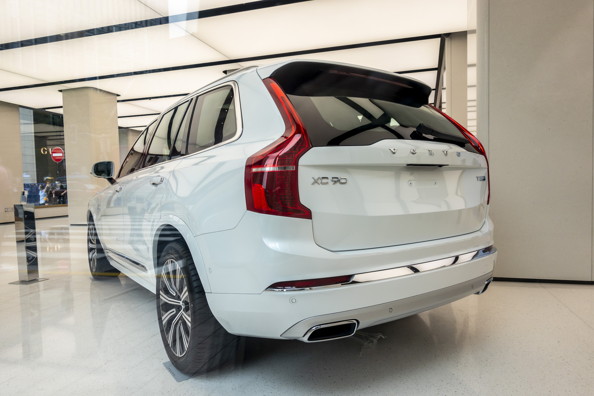 There is a Volvo XC90 car parked in Huawei's flagship store, and Huawei's mobile phone beside it has the word Huawei hicar under it, which is a vehicle intelligent module recently launched by Huawei