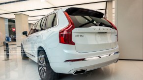 There is a Volvo XC90 car parked in Huawei's flagship store, and Huawei's mobile phone beside it has the word Huawei hicar under it, which is a vehicle intelligent module recently launched by Huawei
