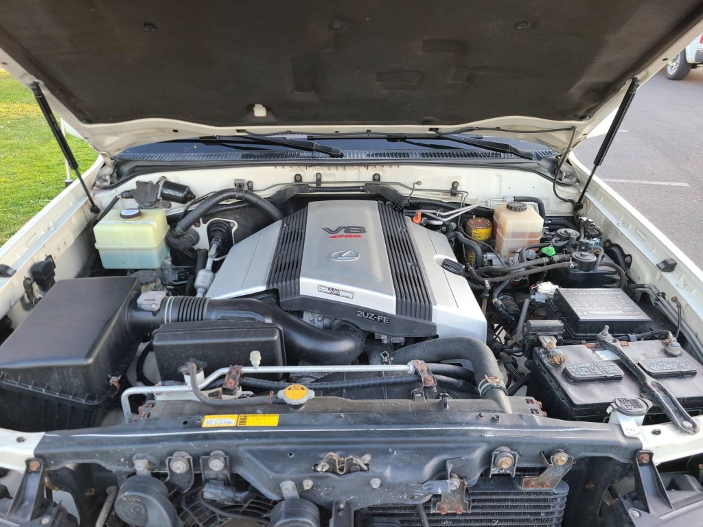 The 2000 Lexus LX 470's V8 engine