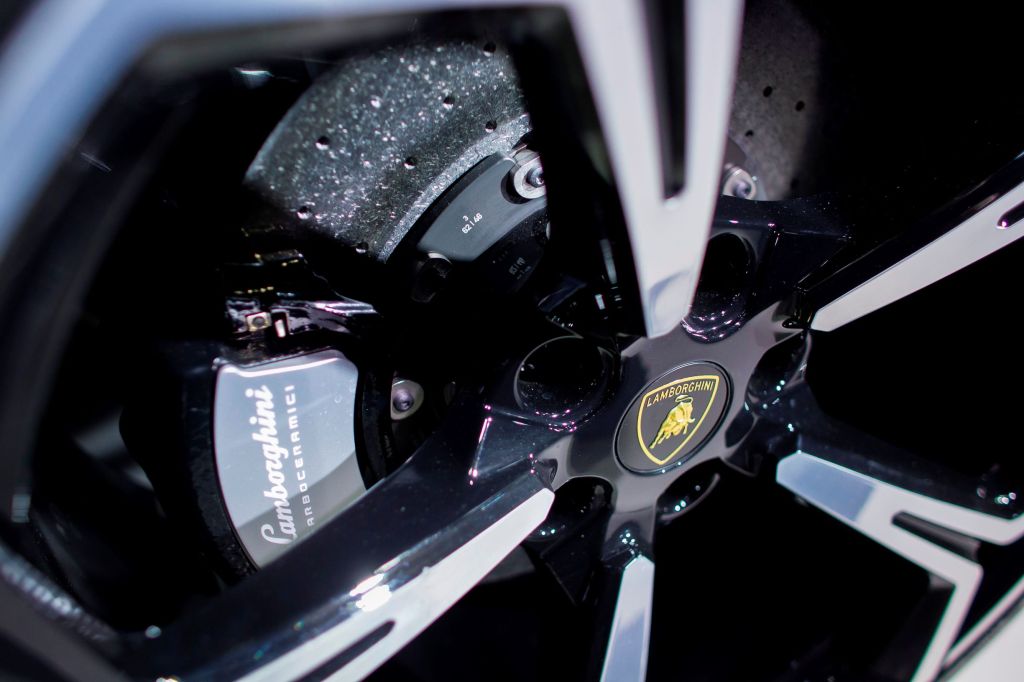 2018 Lamborghini Urus carbon-ceramic brakes