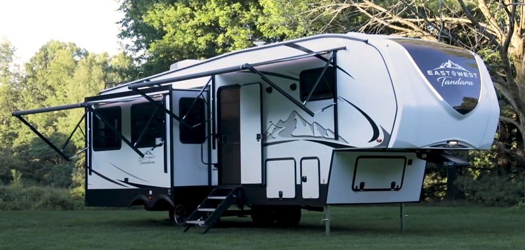 The 2021 Tandara 320RL Fifth-Wheel RV detached from a tow rig.