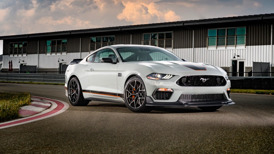After a 17-year hiatus, the 2021 Ford Mustang Mach 1 fastback coupe makes its world premiere.