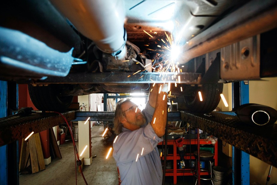 Mechanic removing a catalytic converter | Getty Images
