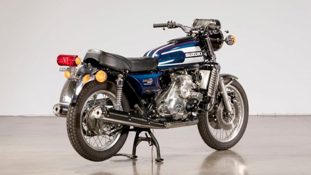 The rear 3/4 view of a blue 1975 Suzuki RE5