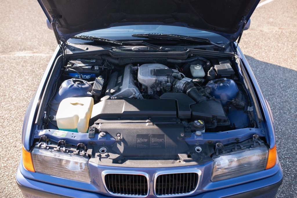 The M44 4-cylinder engine in a blue 1997 BMW 318ti