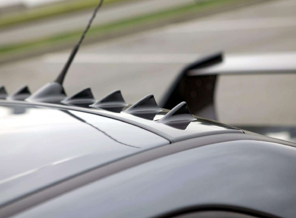 The vortex generators on the roof of a gray 2005 Mitsubishi Lancer Evolution VII MR