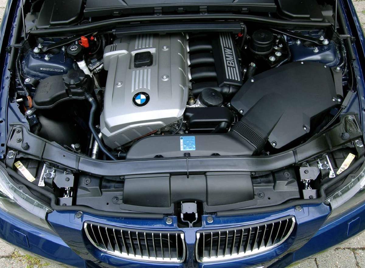 Капот бмв е90. BMW e90 мотор. Мотор BMW e90 325. BMW 325i e90. BMW 330 e90 мотор.