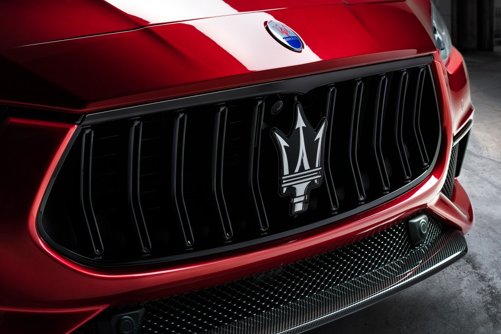 The trident logo on the grille of the 2021 Maserati Ghibli Trofeo.