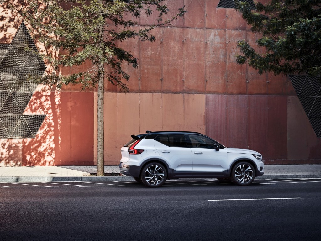 A white 2021 Volvo XC40 parked in front of an orange building