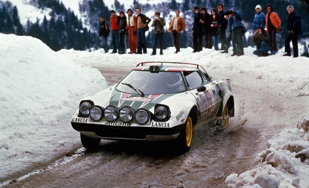 The white-red-and-green-liveried Lancia Stratos HF Group 4 rally car on a snowy rally stage