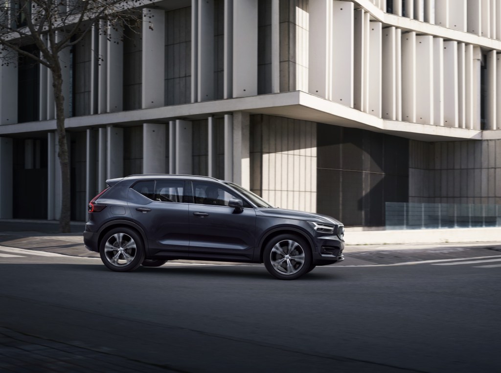 A blue 2020 Volvo XC40 Inscription driving down a city street