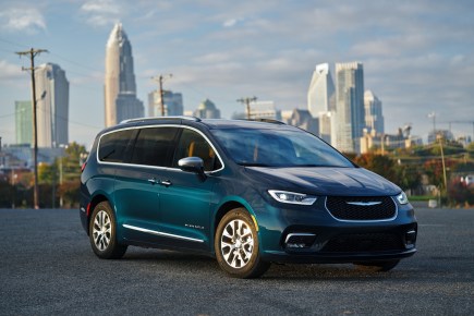 Is the 2021 Chrysler Pacifica Hybrid Worth $5,535 Over the 2021 Toyota Sienna?