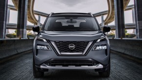 A front view of the 2021 Nissan Rogue Platinum AWD
