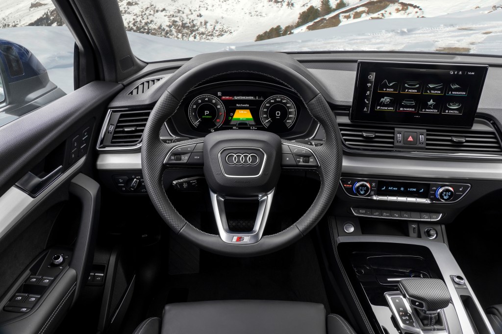 A driver's perspective shot of the interior of the Audi Q5 55 TFSI e quattro