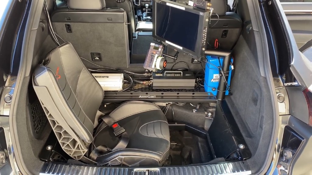 The cargo-room-area seat and equipment of the Porsche Cayenne 'Arm Car'