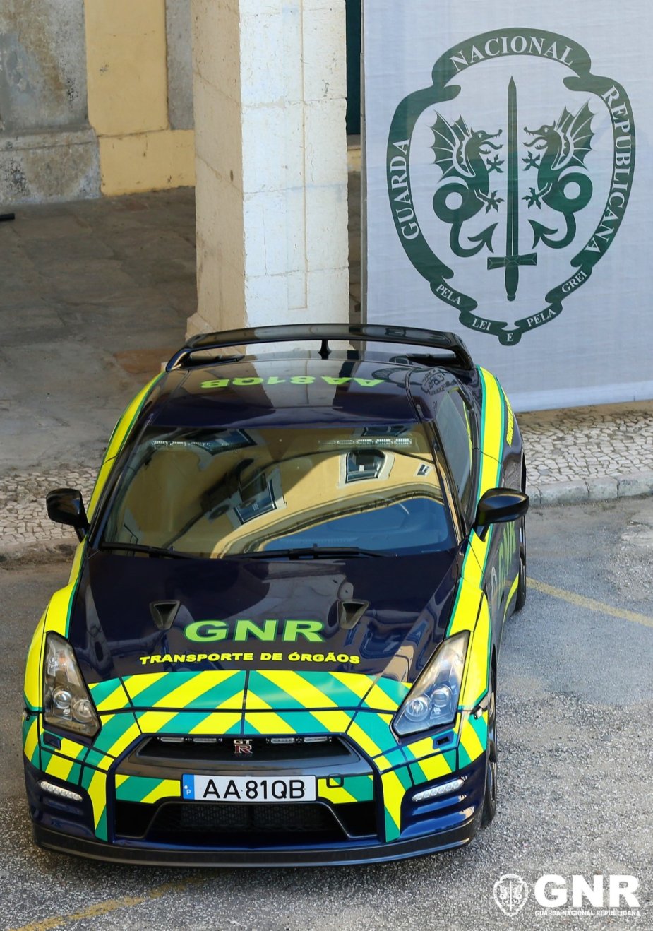 An image of a siezed Nissan GT-R utilized by police in Portugal.