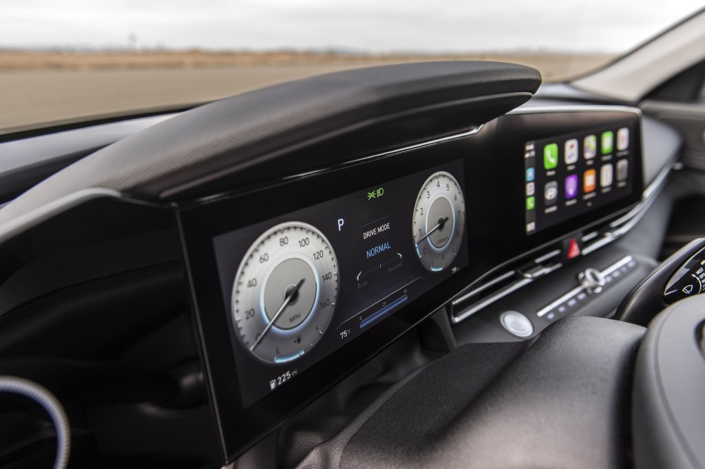 2021 Hyundai Elantra 10.25-inch gauge displays