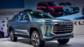 2022 SAIC Maxus pickup truck front 3/4 view in blue