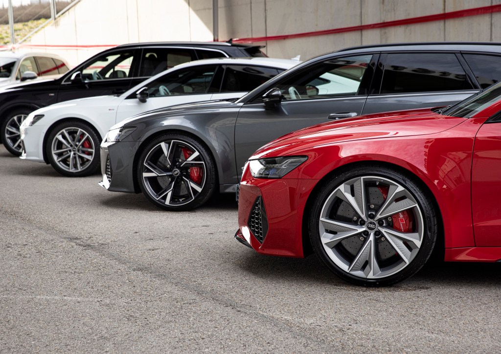 A lineup of a red, gray, white, and black Audi RS 6 Avant 4.0 TFSI quattro