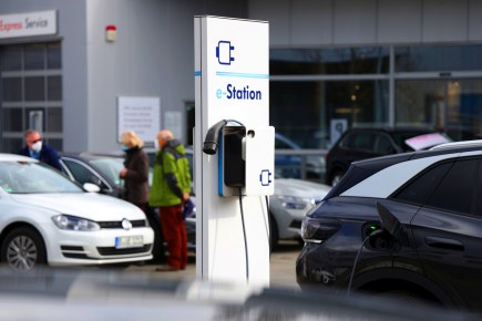 How Much Does It Cost to Charge an Electric Vehicle at a Charging Station?