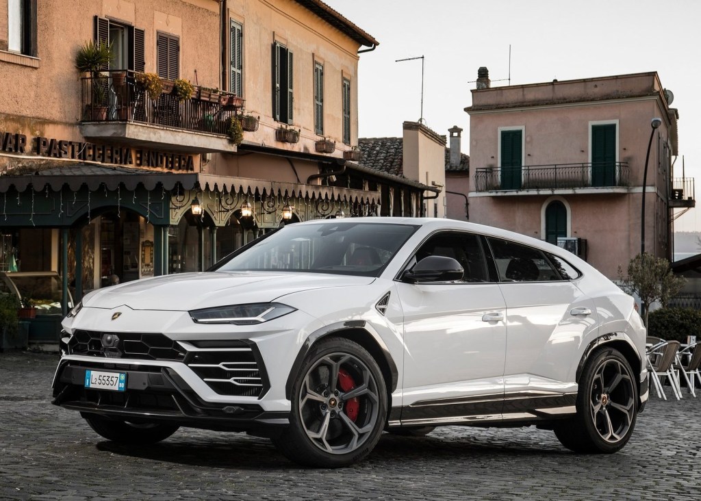 An image of a Lamborghini Urus outdoors.