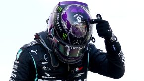 Lewis Hamliton points to the top of his racing helmet