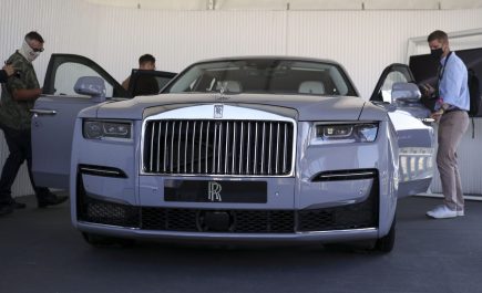 Pricey 2021 Rolls-Royce Ghost Isn’t Fazed by Its Size