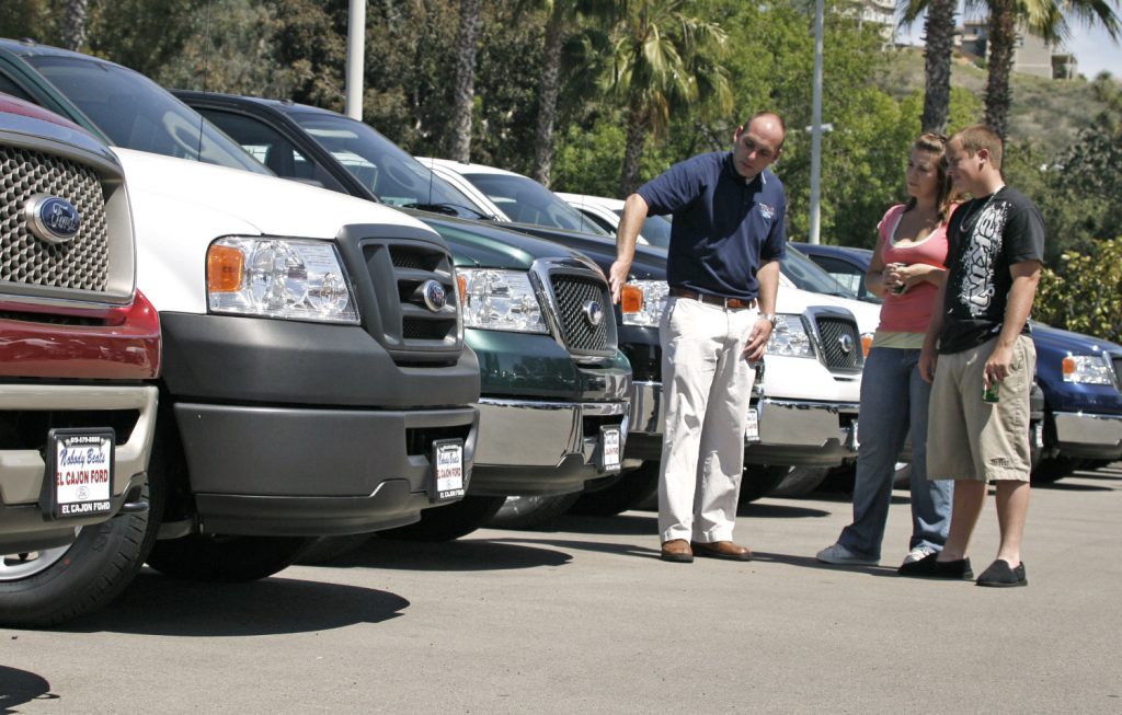 een groep Ford-trucks te koop op een parkeerplaats