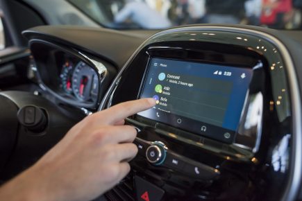 What Is the Difference Between Android Auto and Apple Carplay?