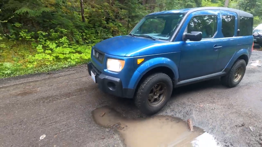lifted honda element goes off road