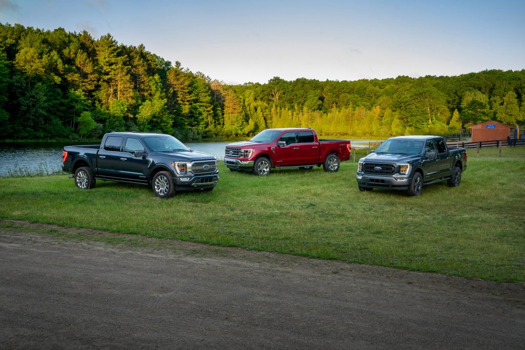 da esquerda para a direita: 2021 Ford F-150 Limited em Clearcoat fumado de quartzo matizado, F-150 Lariat em Clearcoat metálico vermelho rápido e pacote de aparência esportiva F-150 XLT em cinza carbonizado.