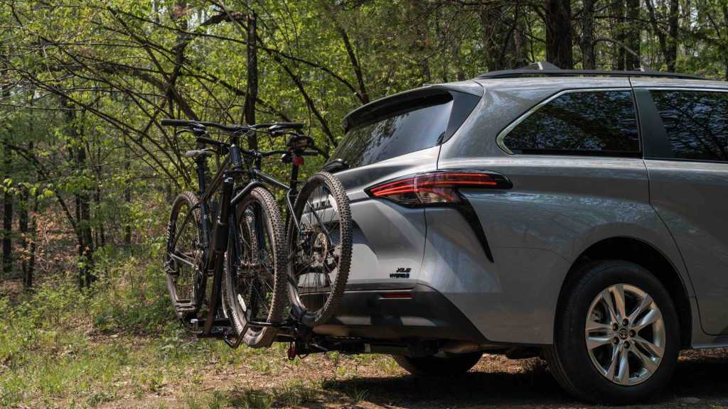 rear 3/4 view of 2022 Sienna Woodland special Edition with bikes on a bike rack