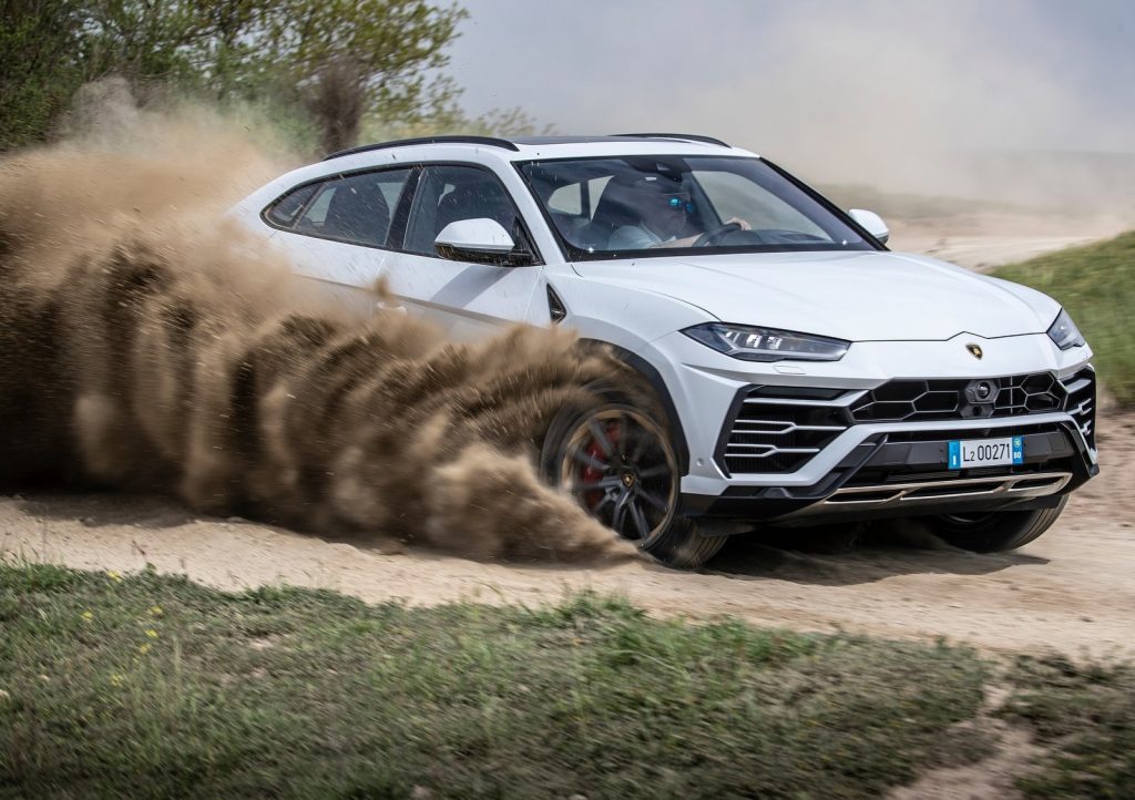 An image of a Lamborghini Urus outdoors.