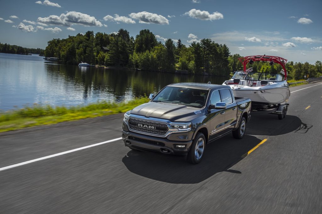 En 2021 Ram 1500 Begrenset EcoDiesel tauing en båt under kjøring